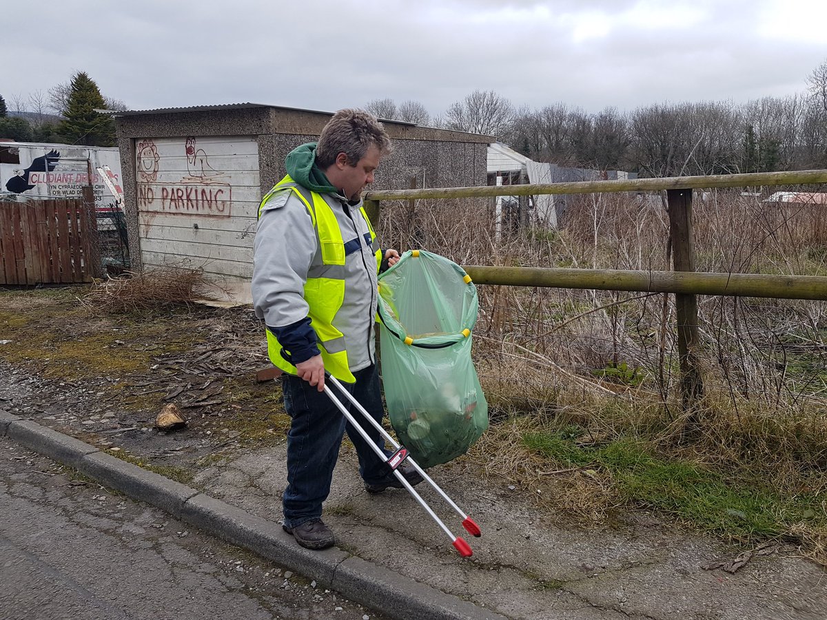 Wimblesllanbryn's tweet photo. #springcleanwales Brynna area today and the snow showers aren't stopping us https://t.co/blLRZ2p0eM