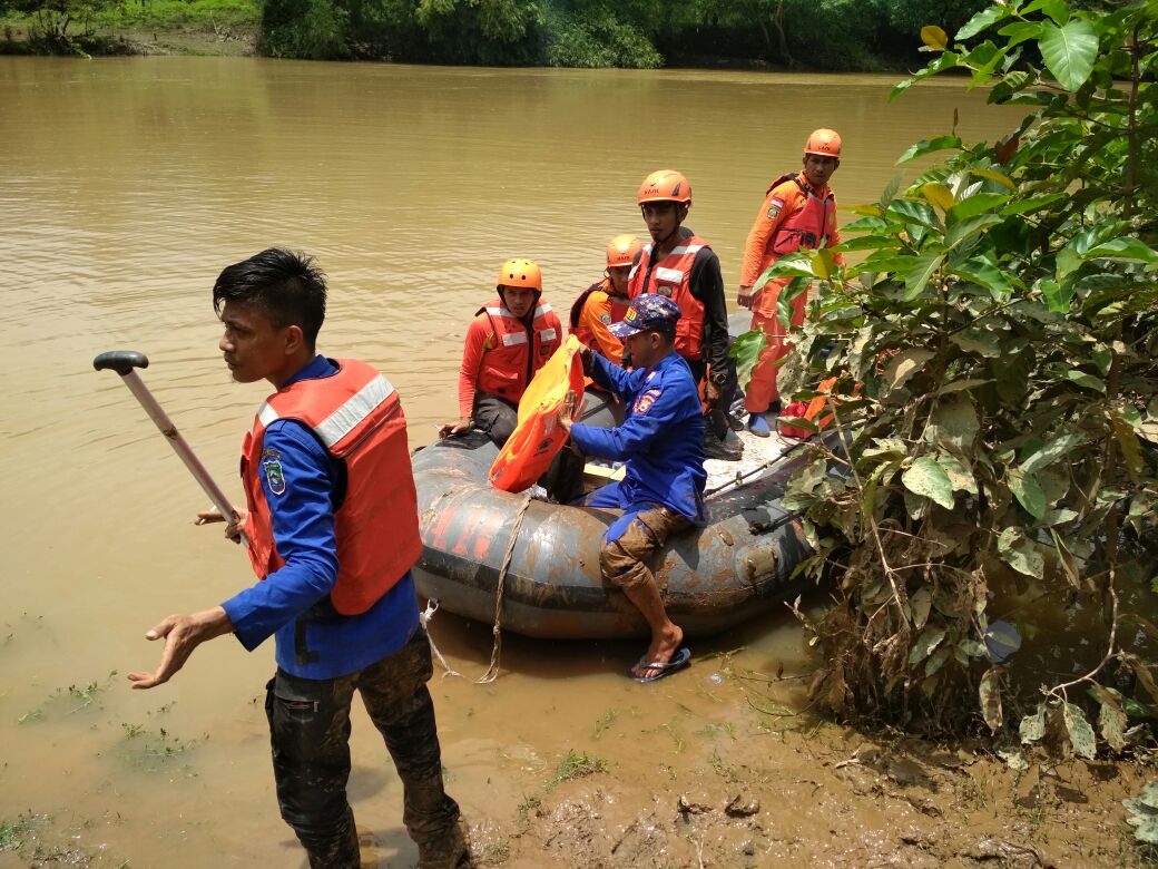 InfoBaji's tweet photo. Pencarian warga tenggelam di Desa Sapanang Bungoro Pangkep https://t.co/XDVzIrEnGn