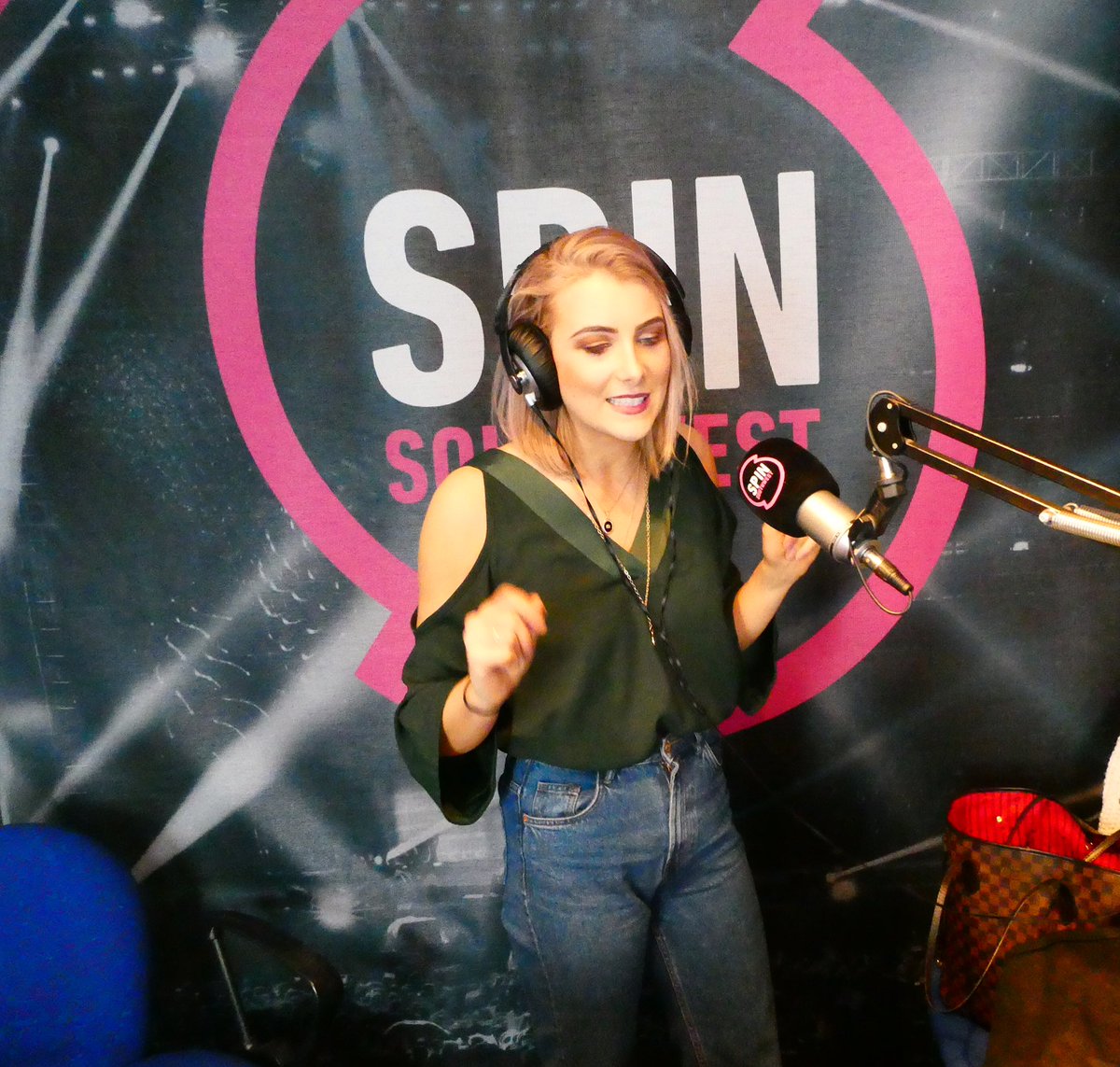 SPINSouthWest's tweet photo. Bígí liom @LaoisDeCantalun beo anseo i dTrá Lí ar Lá Fhéile Pádraig ☘️🇮🇪
#popraidio faoi lán seoil! 🎶📻
#StPatricksDay2018 https://t.co/cJwbl9GSex
