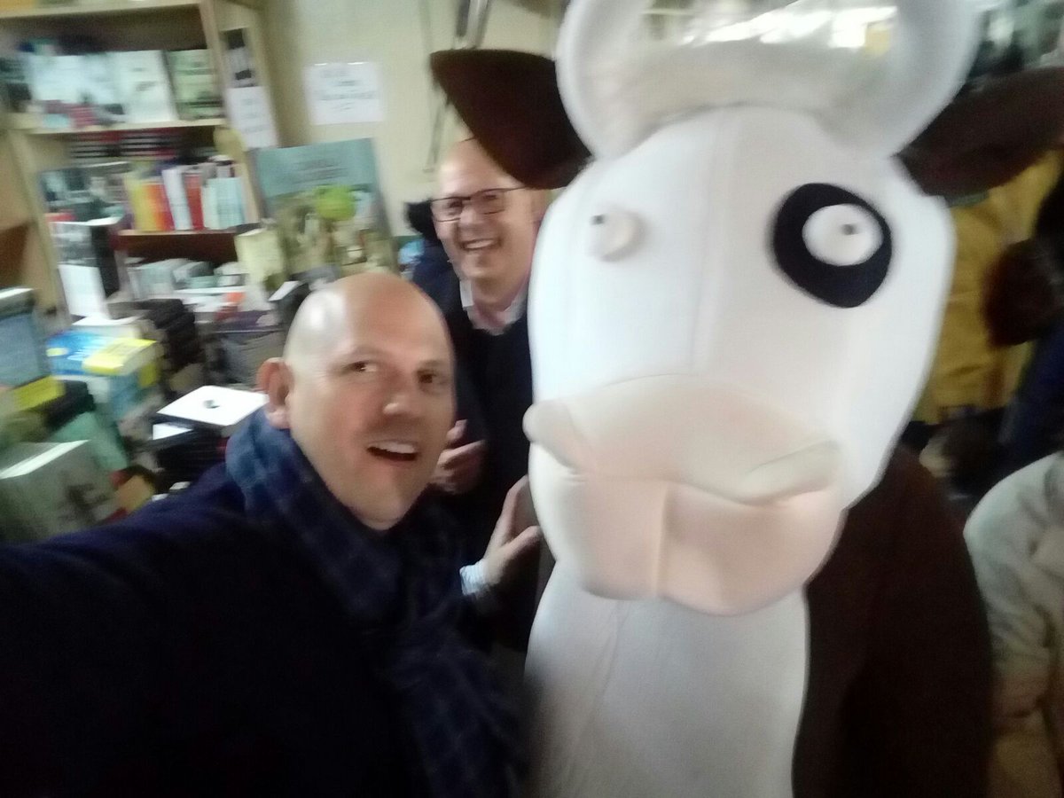librerialanueva's tweet photo. La vaca Josefina revoluciona la Feria del Libro de Tomares desde @casadellibro #FLTomares2018 @KOAMAMA_BLOG @anayainfantil @TomaresDigital @pedrogoro @CaptainNadie @aljarafegratis @EventosAljarafe @mrmomoeditorial @Sandra_Avecilla @DIRECTOSEVILLA @luisa_vzquez https://t.co/E3iJFmG9ea