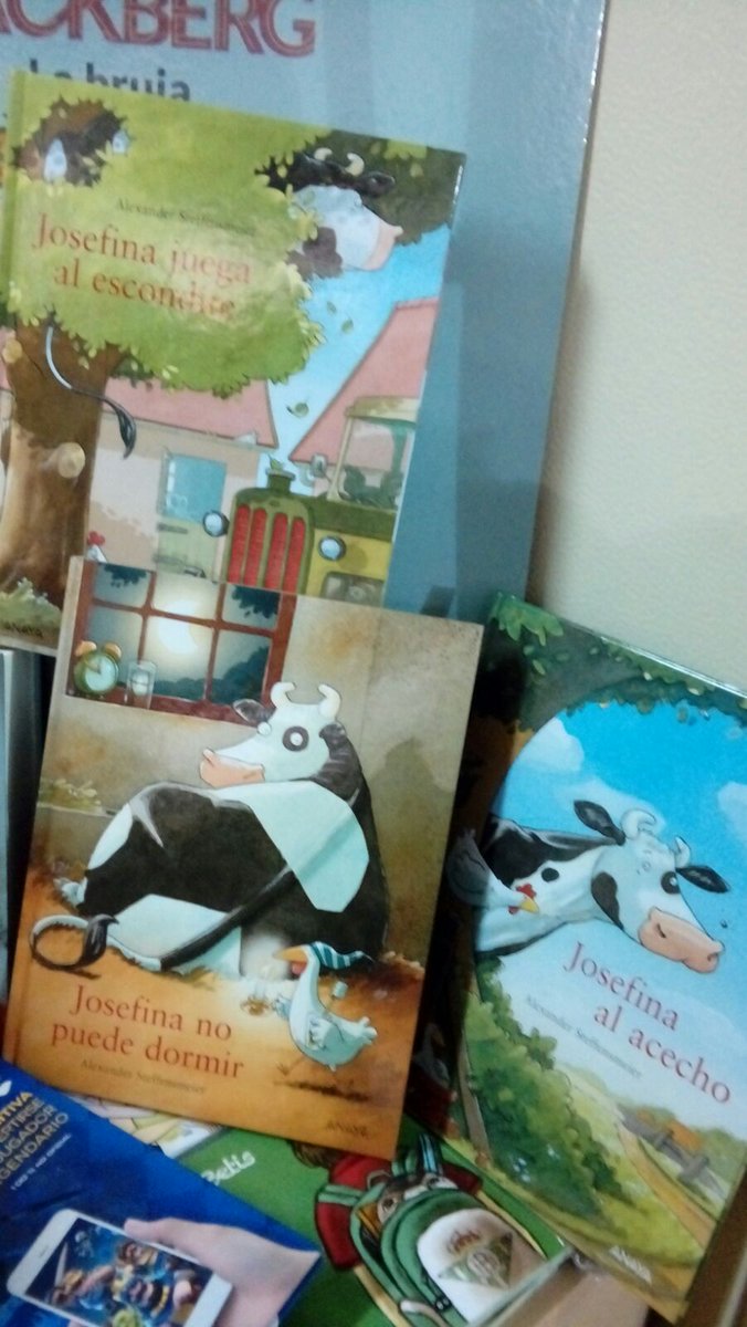 librerialanueva's tweet photo. La vaca Josefina revoluciona la Feria del Libro de Tomares desde @casadellibro #FLTomares2018 @KOAMAMA_BLOG @anayainfantil @TomaresDigital @pedrogoro @CaptainNadie @aljarafegratis @EventosAljarafe @mrmomoeditorial @Sandra_Avecilla @DIRECTOSEVILLA @luisa_vzquez https://t.co/E3iJFmG9ea