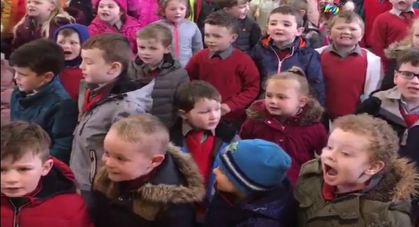irishexaminer's tweet image. These proud primary school kids singing Ireland'a Call in support of @IrishRugby  will give you goosebumps, writes @BredaGraham shr.gs/M6gL8NC #IRLvENG #Twickenham #StPatricksDay