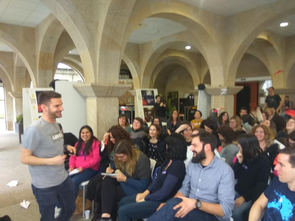 GamificationJam's tweet image. Cada alumno nace con su propio vehículo, algunos tienen un Porsche otros un 600... Nuestro objetivo enseñarles a conducirlo. #neurociencia @FernandezGalera  #GJG2018