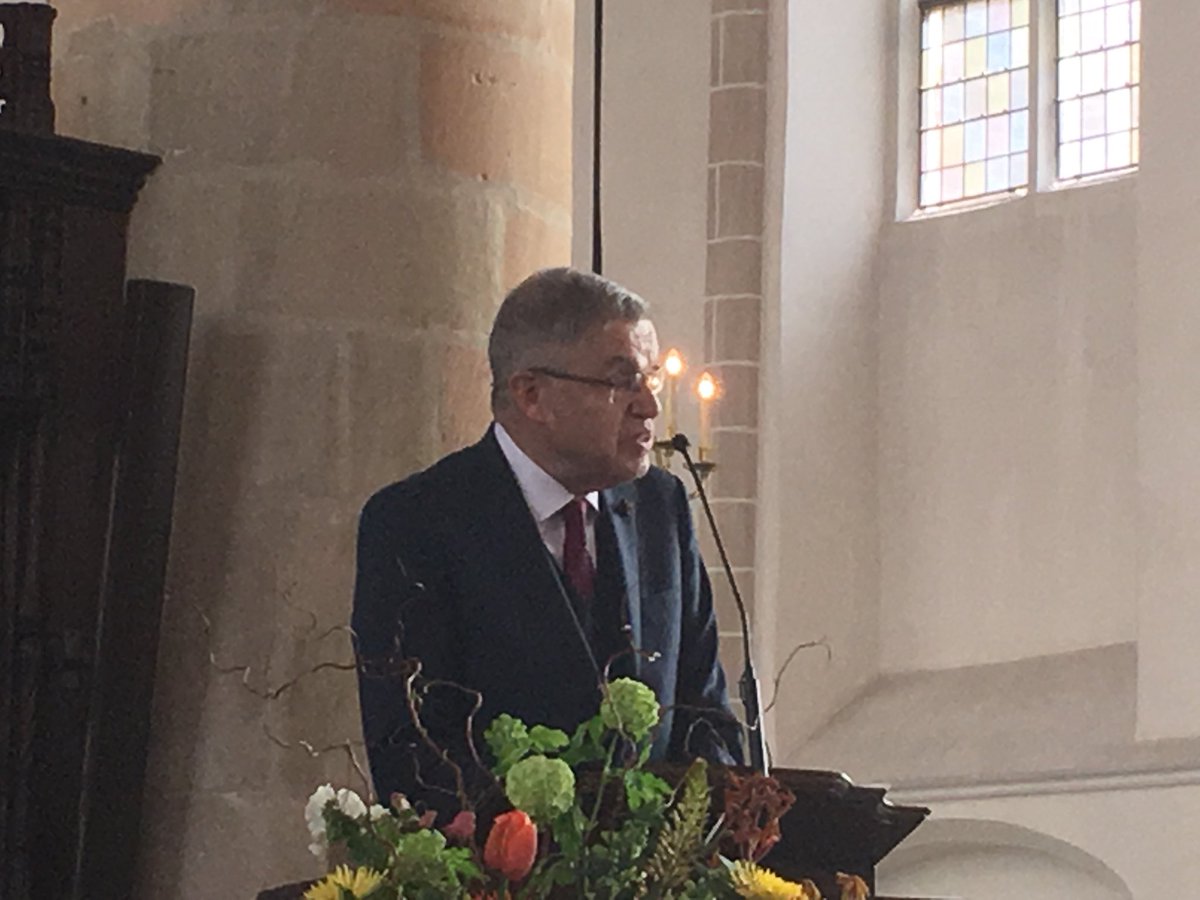 joycesylvester's tweet photo. De jaarlijkse herdenking van de geboortedag van Jan Amos #Comenius is van start gegaan in de Naardense Grote Kerk. Ernst Hirsch Ballin geeft een lezing: doorleefde democratie; over democratie, rechtsstaat en mensenrechten https://t.co/5EVMCqddAy