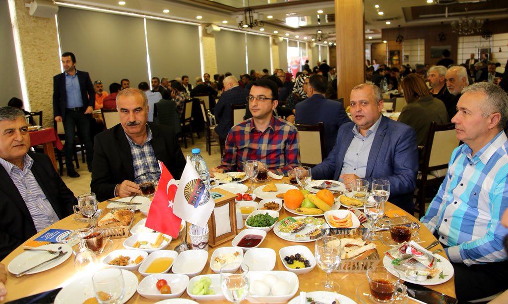 MehmetSahinAlny's tweet photo. Geleneksel hale getirerek 5'incisini düzenlediğimiz kahvaltılı istişare toplantılarımız devam ediyor. Toplantımıza katılan meslek komite üyelerimize çok teşekkür ederim. #üyelerimizinsorunlarınıntakipçisiyiz #bizbüyükbiraileyiz https://t.co/VdgMDe4bsM