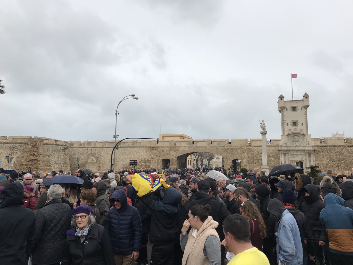 BA1982Oficial's tweet photo. Esta lucha es de todxs, no hay edad para luchar desde lxs más chicxs hasta lxs más mayores...

Cádiz sale a la calle por las pensiones de nuestrxs mayores!

¡RAJOY FASCISTA ESCUCHA AL PENSIONISTA! https://t.co/9OUF3dr5xi