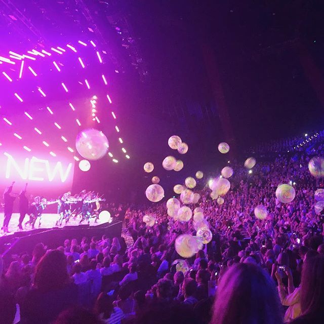 angelaperdon's tweet photo. Be found. #colour2018 #shinebabyshine #everythingsbetterwithgiantconfettiballoons https://t.co/aO0qt27qo7