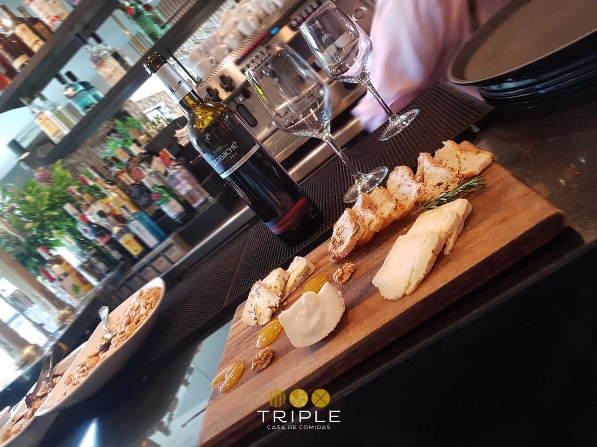 Esta hora es fantástica para un vinito con nuestra tabla de quesos. Cervezuela, Torta de Cañarejal e Iniesta Manzano... un placer para compartir  @canarejal @lacabezuela @QuesosIniesta #TripleCasadeComidas #quesos  #Cañarejal  #elquesomasdemadrid