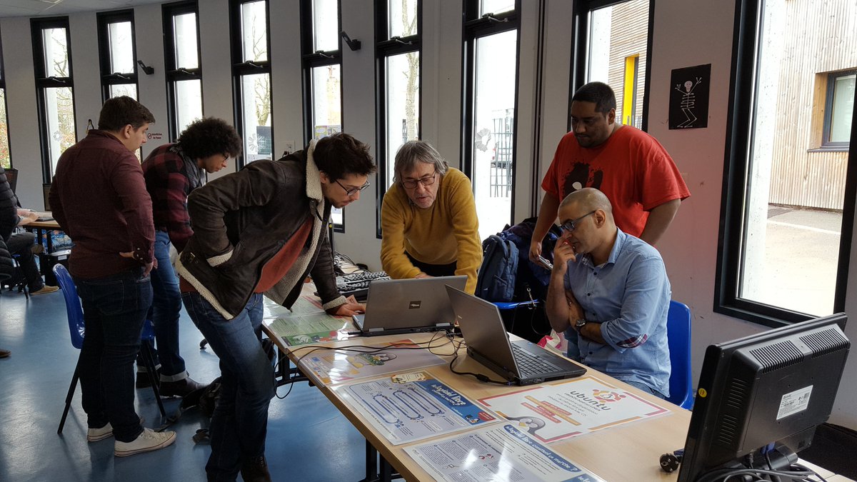 Alis44_Nantes's tweet photo. Stand d'#ALIS44 à l'install Party du CyberCentre de #Bouguenais : Découverte de #réemploi informatique et #LogicielsLibres #Linux #Xubuntu https://t.co/lCihSW7GtJ