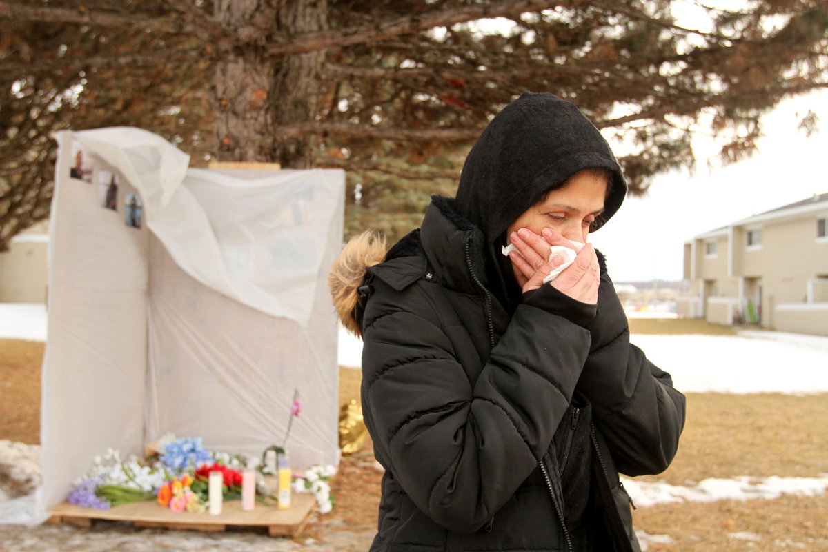 PBenida's tweet image. "They destroyed the whole family,"says Hanadi Al Shaikhli Friday afternoon near a makeshift memorial of her late husband, Ahmed Muafaq Abdulhu Al Naddf, who was shot and killed Monday night in their northwest Rochester neighborhood. postbulletin.com/news/local/wid…