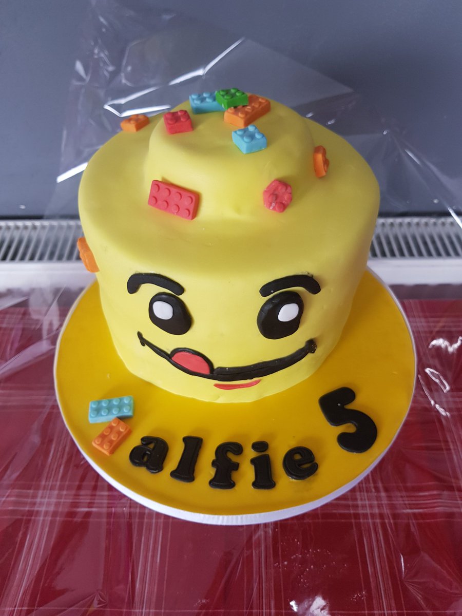 bizzy_bakes's tweet photo. Lego cake!
#lego #legocake #sheffield #bizzybakes #cake #baker https://t.co/HPWAU5EKBO