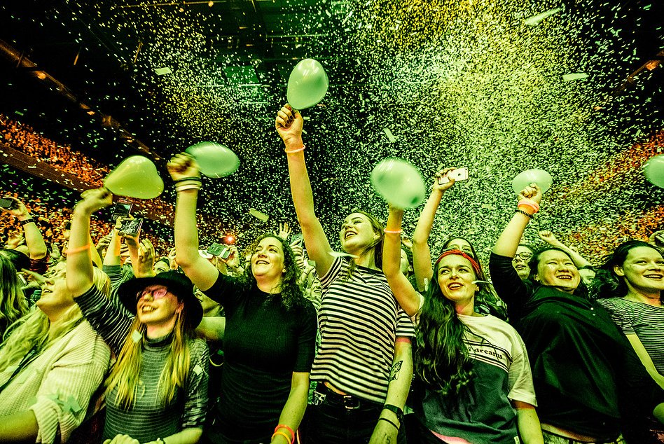 rusfamthescript's tweet photo. @thescript painted Holland green 🍀🍀🍀 #freedomchildtour https://t.co/WWUSNV3Cb0