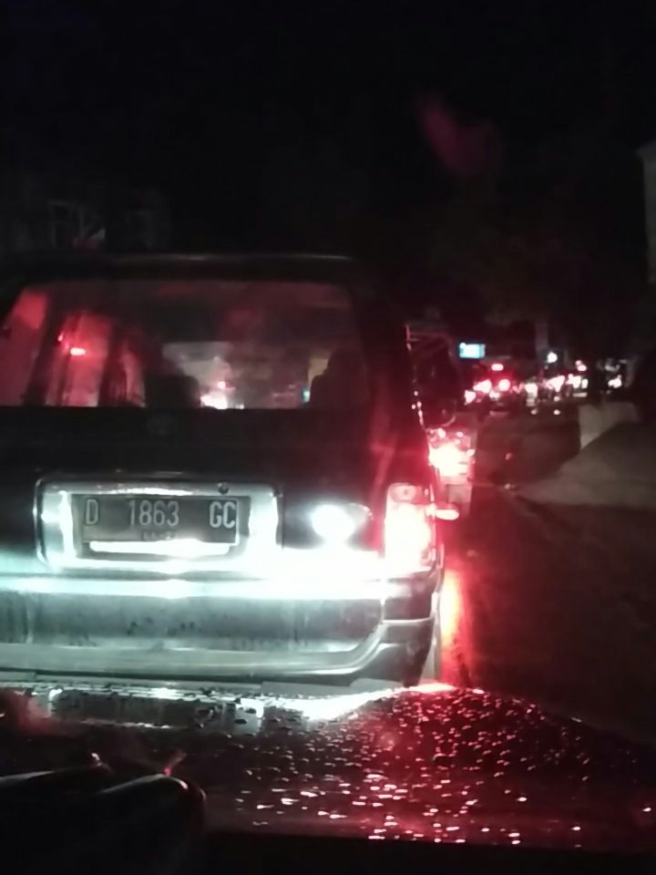 deanur81's tweet photo. Arus lalin pasar kadungora arah Bandung cenderung padat tidak bergerak.
Cuaca mendung
@RadioElshinta @dik_polres https://t.co/jtS7cI7dPe