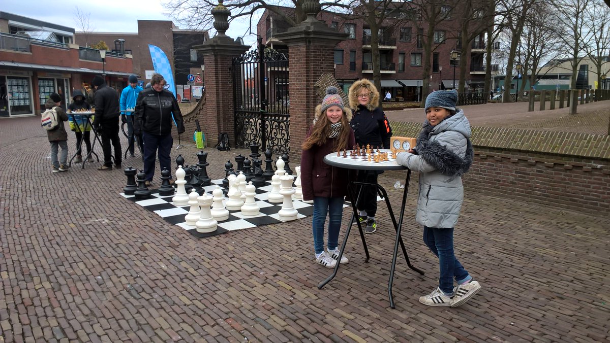 Ondanks het winterse weer trok #3Torens behoorlijk de belangstelling met het grote schaakspel 🏆