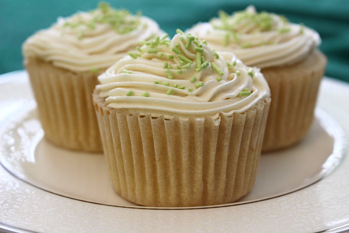 Bro_Baking's tweet photo. If you want to do some boozy baking this #StPatricksDay , give these fluffy, airy vanilla cupcakes topped with a luscious #baileys buttercream a try. 

https://t.co/pxTW53Moli

#cupcakes #sofluffy #vanilla #baileys #buttercream #irishcream https://t.co/697nerLgpq