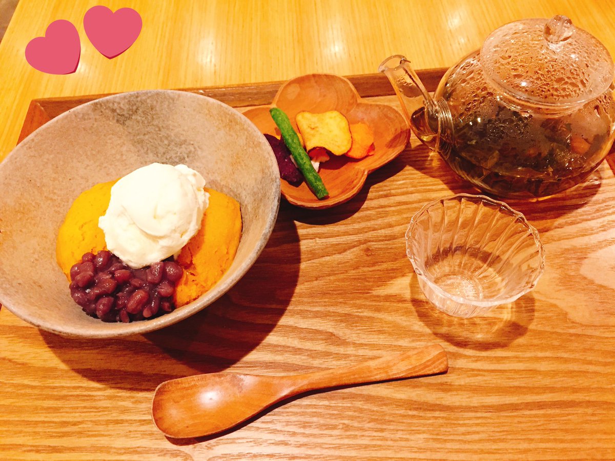 osorasan703's tweet photo. 先日ひさしぶりにそらさんぽ🚶‍♀️
おしごとの合間にカフェを開拓してきました！

麻布野菜菓子さん☺️
お野菜でできたお菓子を販売しています！中にイートインできるコーナーが数席あってまったりできたよ(*´꒳`*)

南瓜アイスと野菜チップスとお茶をいただきました🍵

#カフェめぐり
#そらさんぽ https://t.co/kJrmWZ5OAs