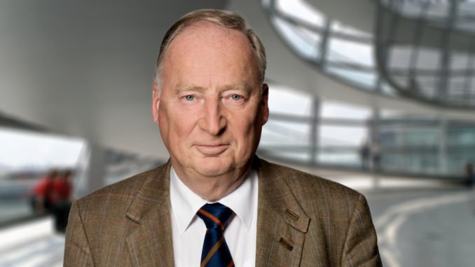 almebo3's tweet photo. Bundestagsfraktion | Dr. #Gauland: „Er will Merkels Versagen jetzt mit großen Ankündigungen vertuschen“. Dabei sei #Seehofer es doch, der die Politik der #Masseneinwanderung stützt+dafür mit dem Innenministerium belohnt… https://t.co/xHGaEvSAXo by #AfDKompakt via @c0nvey https://t.co/GvgRB9dKWA