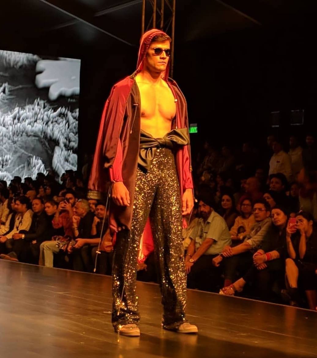 modistadxb's tweet photo. Siddartha Tytler at @thefdci #amazonindiafashionweek
Day 4
#AIFWAW18 #aifw @sidtytler #siddarthatytler #sidtytler #thefdci #letitpret #menswear #womenswear #mensfashion #indiandesigners #fashionstyle #fashiondaily #celebrity #fashionweek #fashionlovers #fashionistas #modistadxb https://t.co/kU2FRaowzV