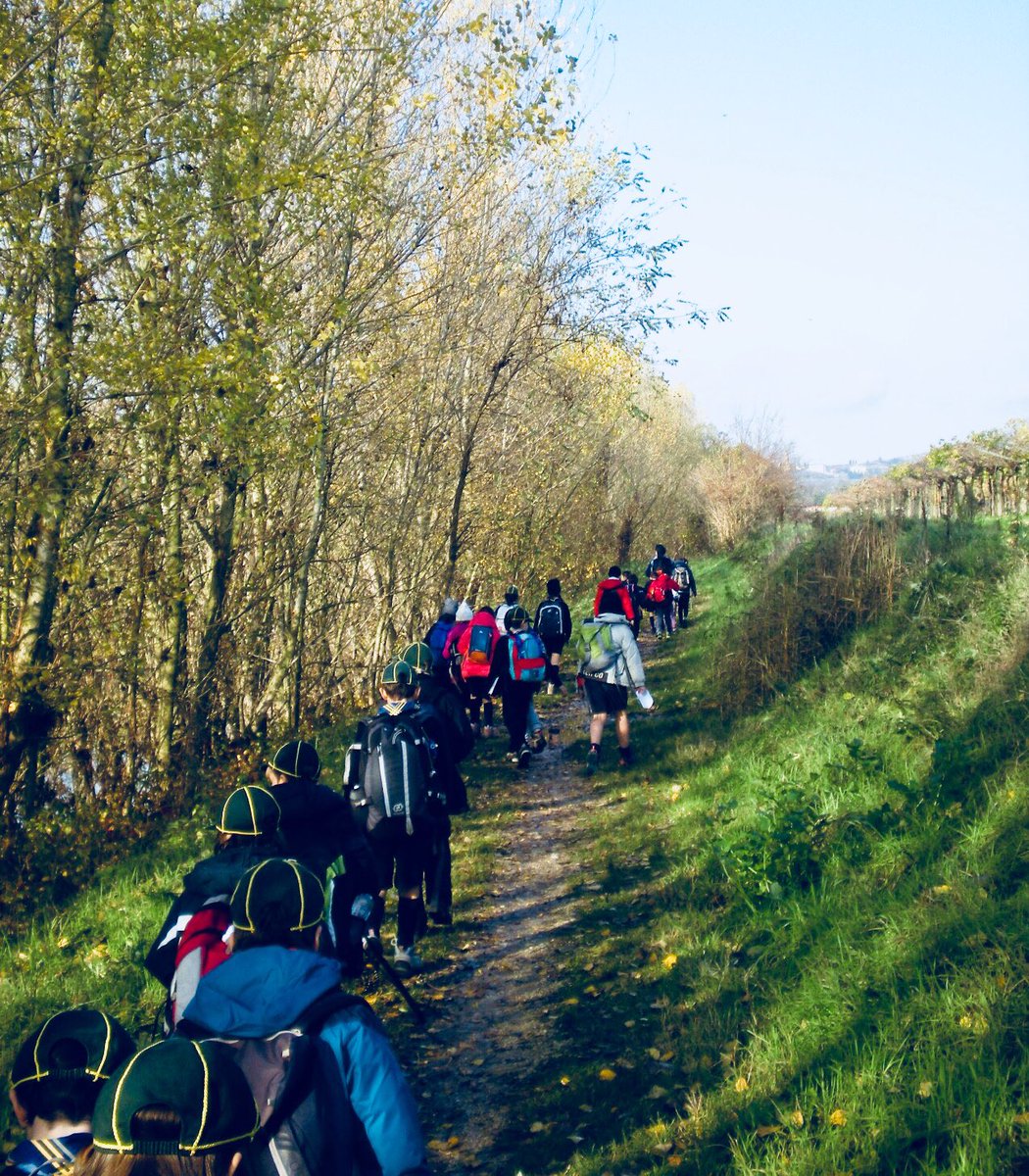 brancaLCagesci's tweet photo. Qualunque sia la misura del tuo passo, siamo sempre in cammino! 
Buona strada a tutte le coccinelle anziane e vecchi lupi e a tutte le #comunitaincammino @agesci @agesciPE https://t.co/jX061sobpw