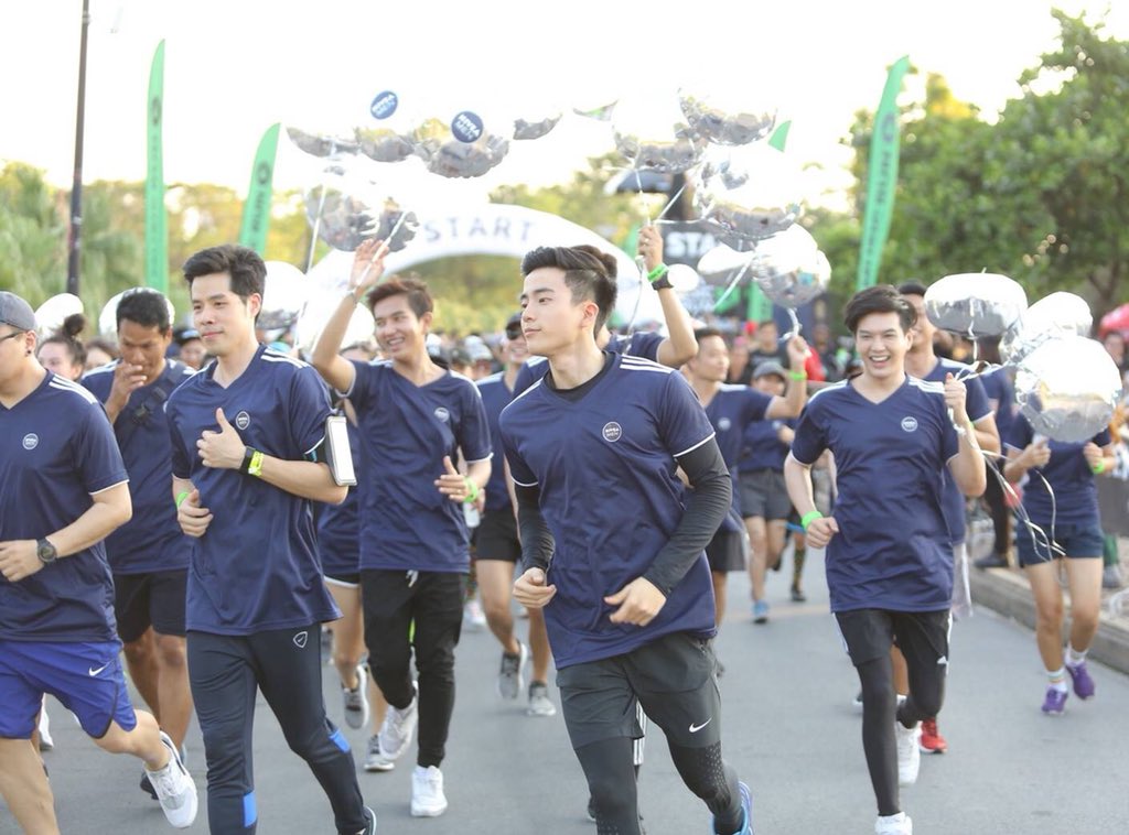 NadaoBangkok's tweet photo. นนกุล กับผมทรงใหม่ไฉไลกว่าเดิม! 555 ❤️หนุ่มนีเวียคนล่าสุด!  มาร่วมงาน NIVEA วิ่งสนุกสยบทุกสิว .. วิ่งไม่กลัวเหงื่อไม่กลัวแดดไปเลย!!! 💙😍

#NIVEAMENวิ่งสนุกสยบทุกสิว
#nadaoartist https://t.co/xY0WObIoj8