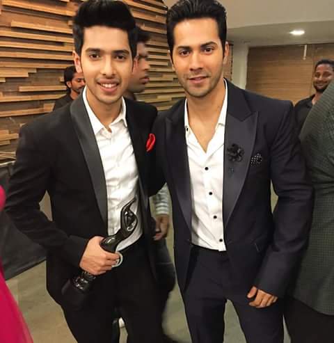 AM_Misbah22's tweet photo. Just 4 days to go! This song will be a SUPERHIT because of the coming together of the 2 ROCKSTARS @Varun_dvn and @ArmaanMalik22 for the FIRST TIME! Sure that our Armaan's voice will suit on Varun! BIG EXCITED... #voiceofOctober #October #Varuniacs #Armaanian โฅ https://t.co/8lZsd90Q6y