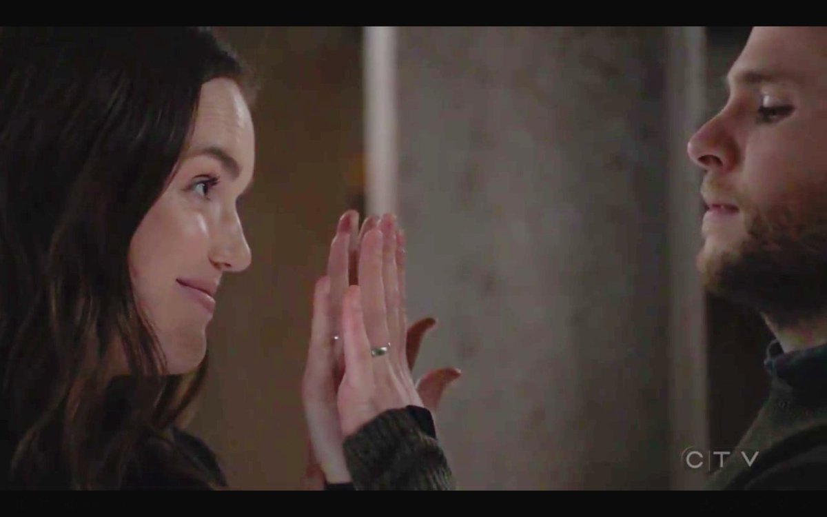 DISCODIAZ's tweet image. Noi: Adesso possiamo iniziare a fare la ricerca all'anello sarà difficilissimo spottarli
#AgentsOfSheild: