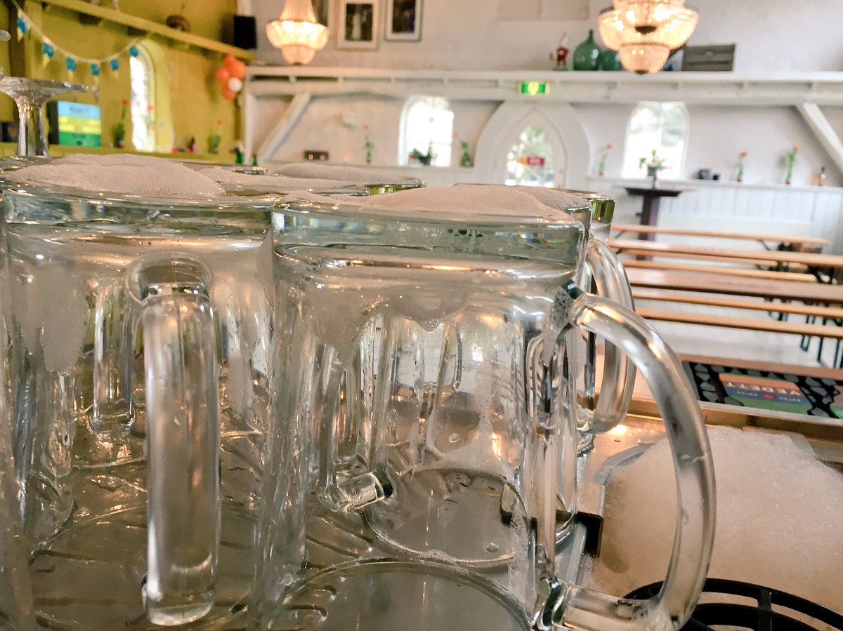 hofhouding's tweet image. is druk met het voorspoelen van de bierpullen! #skiparty #apresski #feestje