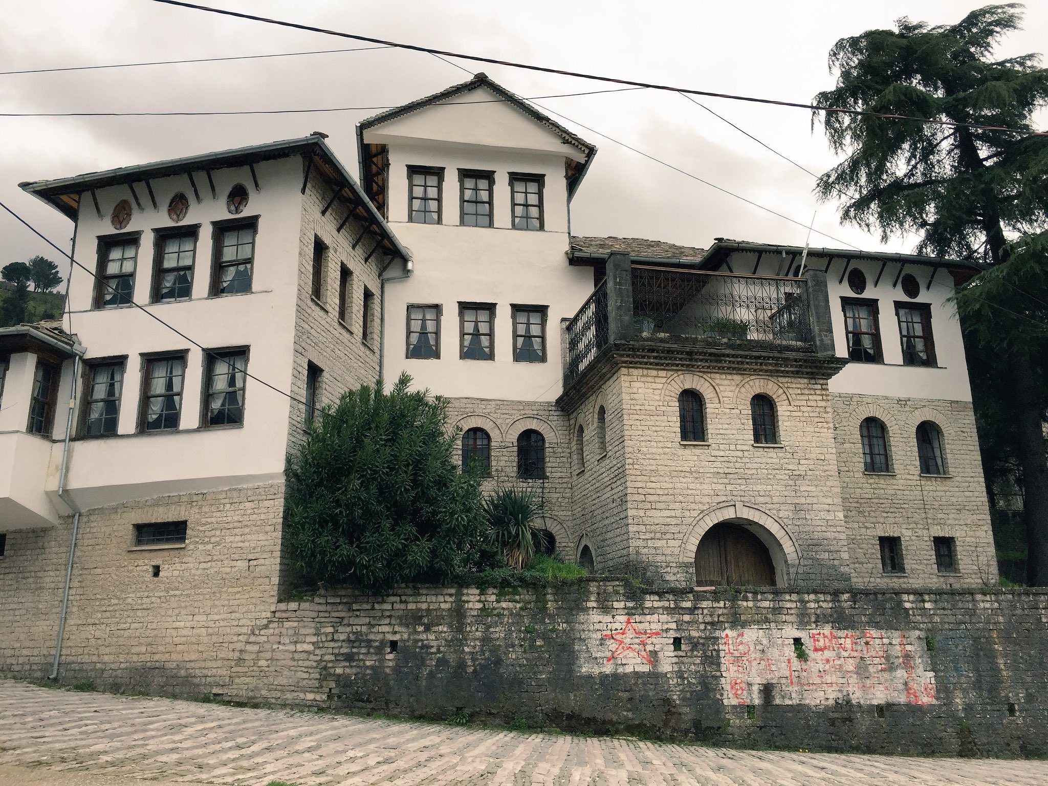 ヤゴダ 共産主義時代の独裁者エンヴェル ホッジャの生家 普通に町一番の豪邸で 共産主義革命であっても指導層は教育の行き届いた有産階級から出づるという現実を再確認したよね 現在は民俗学博物館になっております かわいい T Co 7doz3ilorf