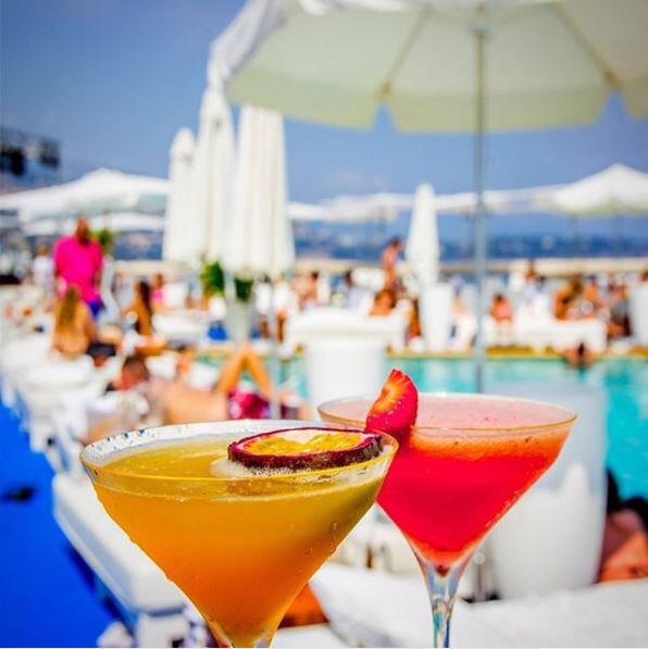 FairmontMC's tweet photo. Cocktail time waiting for the opening on #29March of #nikkibeachmontecarlo ! Happy #StPatricksday everyone ! #Fairmontecarlo #Fairmonthotel #Fairmontmoments #Poolwithview #HappyHour #Cocktails https://t.co/zhqsUG593A