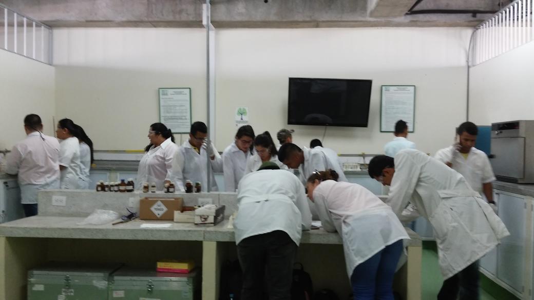 micaneiva's tweet photo. Hoy laboratorio de Quimica Organica en el CCAV Neiva, practica de alcoholes @cienciasunad @ECBTI_Neiva @maherediar https://t.co/rjdbm7Of3f