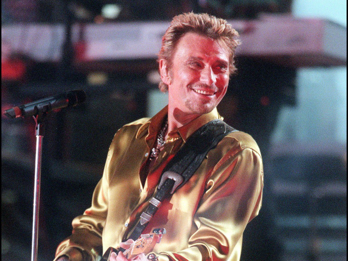 ANTO2409's tweet photo. Bonjour ma #teamhallyday je vous souhaite un bon WE. Très peu présente mais tout ce cinéma autour de l'héritage de Johnny m'agace vraiment. C'est son choix point c'est comme ça. Il faut que les gens arrêtent de dire ça ne regarde personne. 😘💋 https://t.co/7BtqsPpnR6