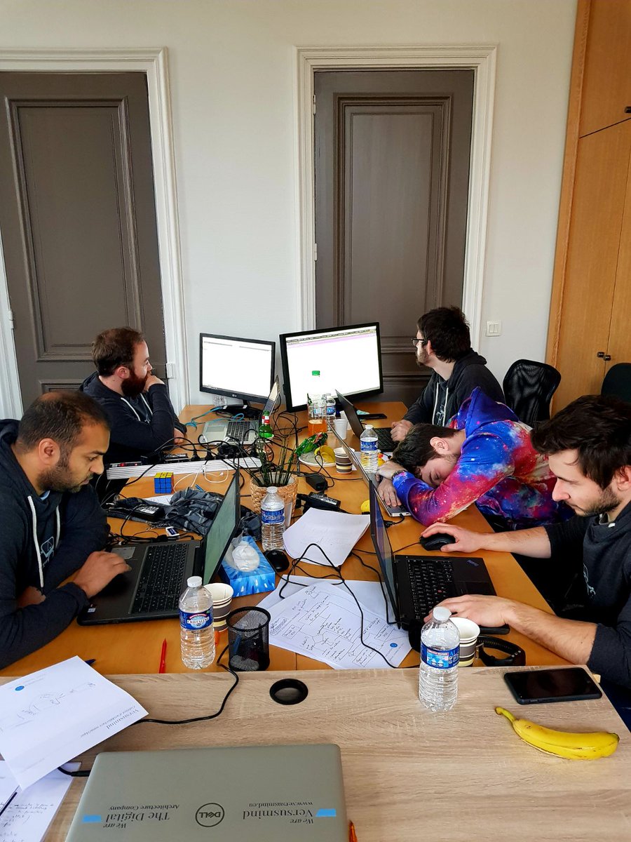 Versusmind's tweet photo. Trouvez l'intrus 😂 #VersusHackathon2018 #santé #versusmind #Hackathon https://t.co/7W2WqIJI6r