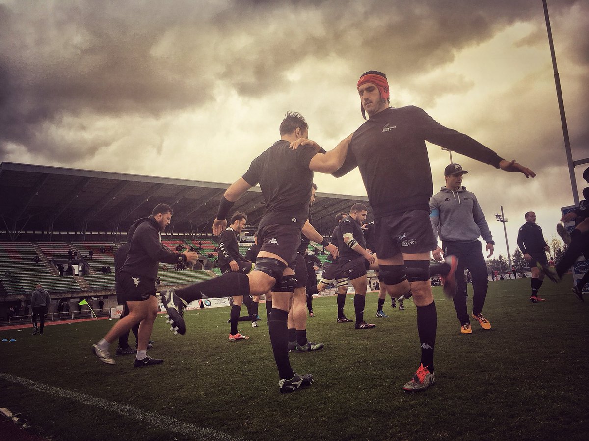 ProvenceRugby's tweet photo. Les Noirs chauffent sur la pelouse de Maurice Trelut... #TPRPRO https://t.co/RjNmSgvjhu