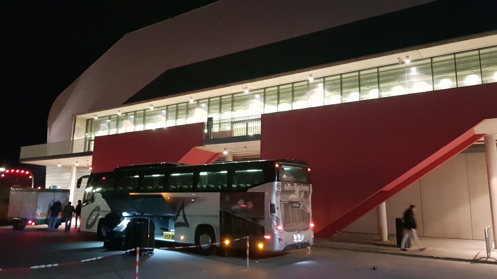 Loading the tour bus for <a href="/Musikparade/">Musikparade</a> #Hamburg
