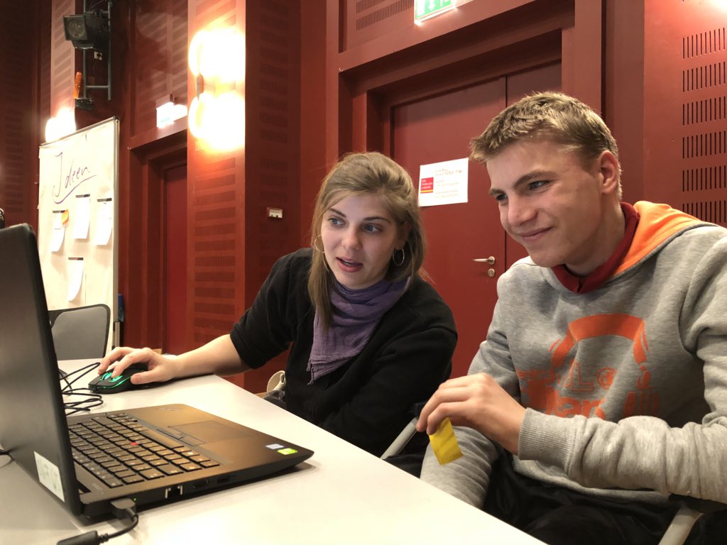 Hochkonzentrierte, schmunzelnde Kreativität beim heutigen FamilienLabor in Potsdam 😊 <a href="/okfde/">Open Knowledge Foundation Deutschland</a> @BMFSFJ