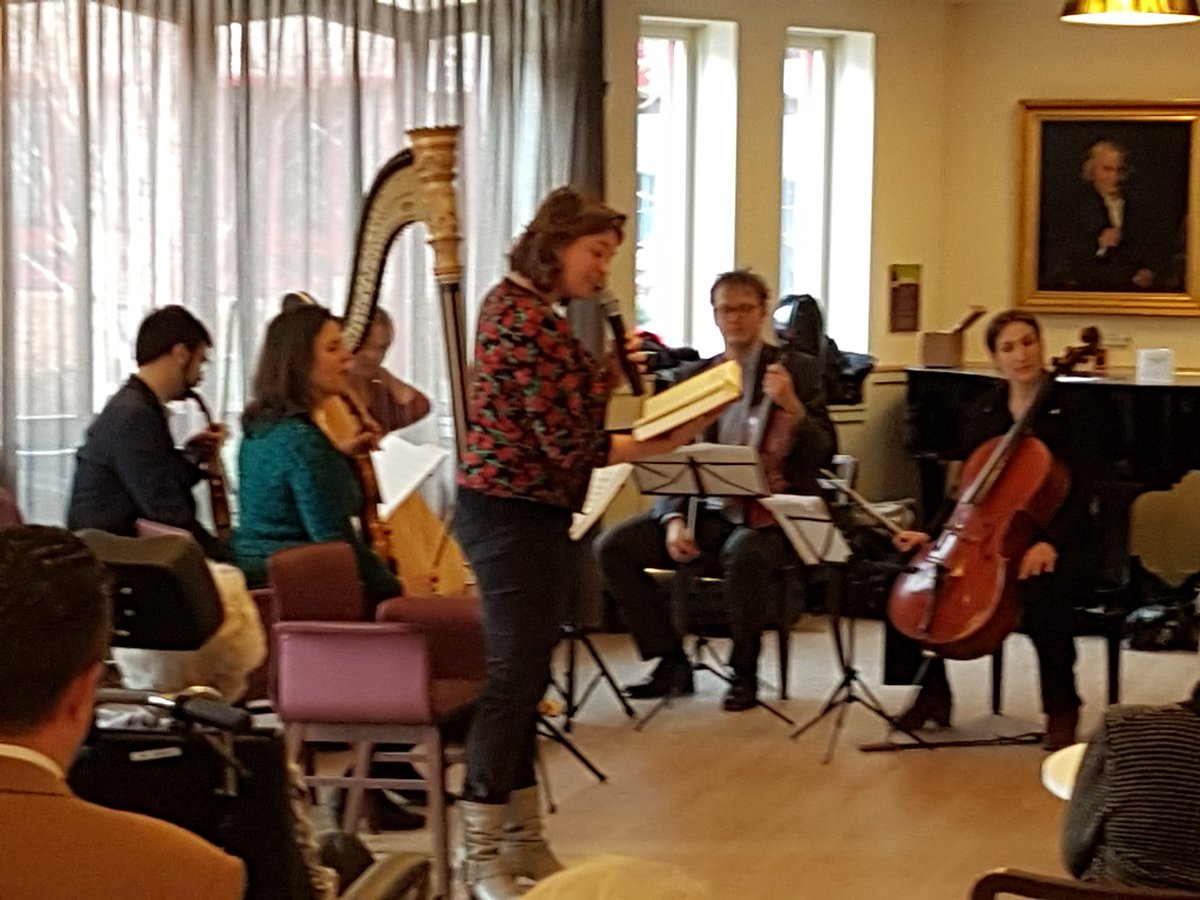 En ik krijg er naar geen genoeg van <a href="/AxionContinu/">AxionContinu</a>: nu bij een overheerlijk <a href="/Appltrtcncrtn/">Appeltaartconcerten</a> in De Wartburg. Volle bak! Hartverwarmend hoe hier met volle teugen van prachtige muziek wordt genoten!