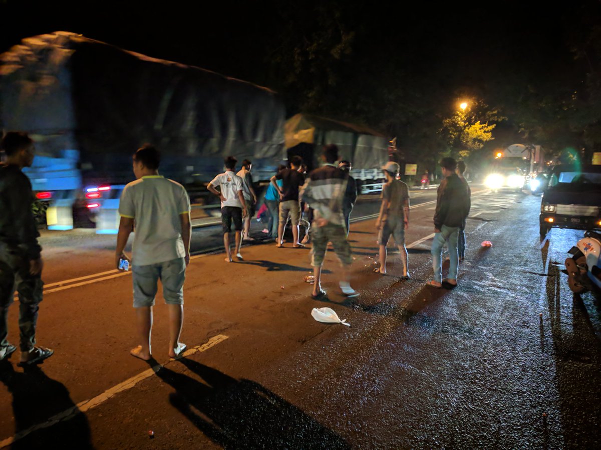 <a href="/e100ss/">Radio Suara Surabaya</a> sudah 4 pengendara motor jatuh dalam 4 jam terakhir. Tkp jl. jaksa agung suprapto/ poros pantura lamongan. Sebab jalan rusak (berlubang dan bergelombang)