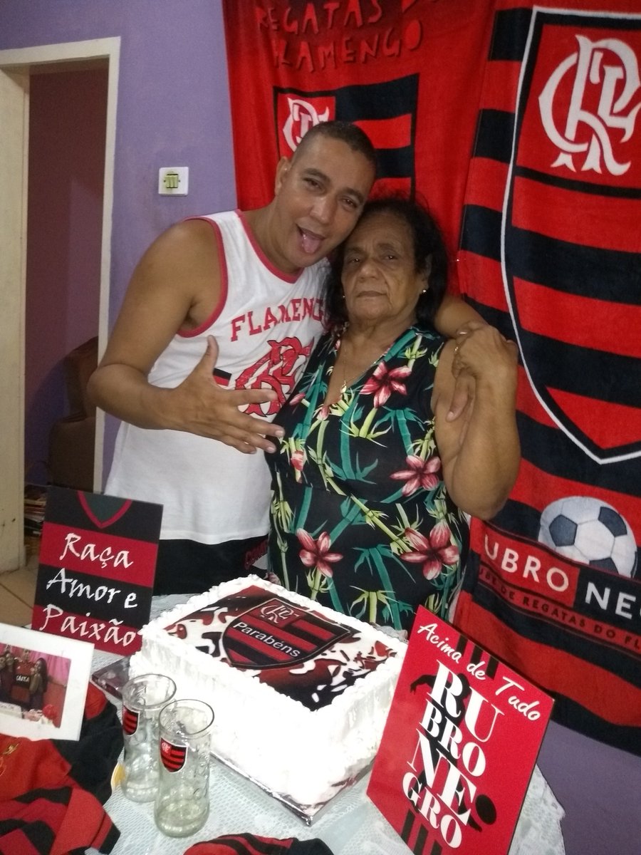 paizaocrf's tweet photo. essa noite foi incrível, sou eternamente grato por ter vocês na minha vida! https://t.co/FaP9J7w3AE