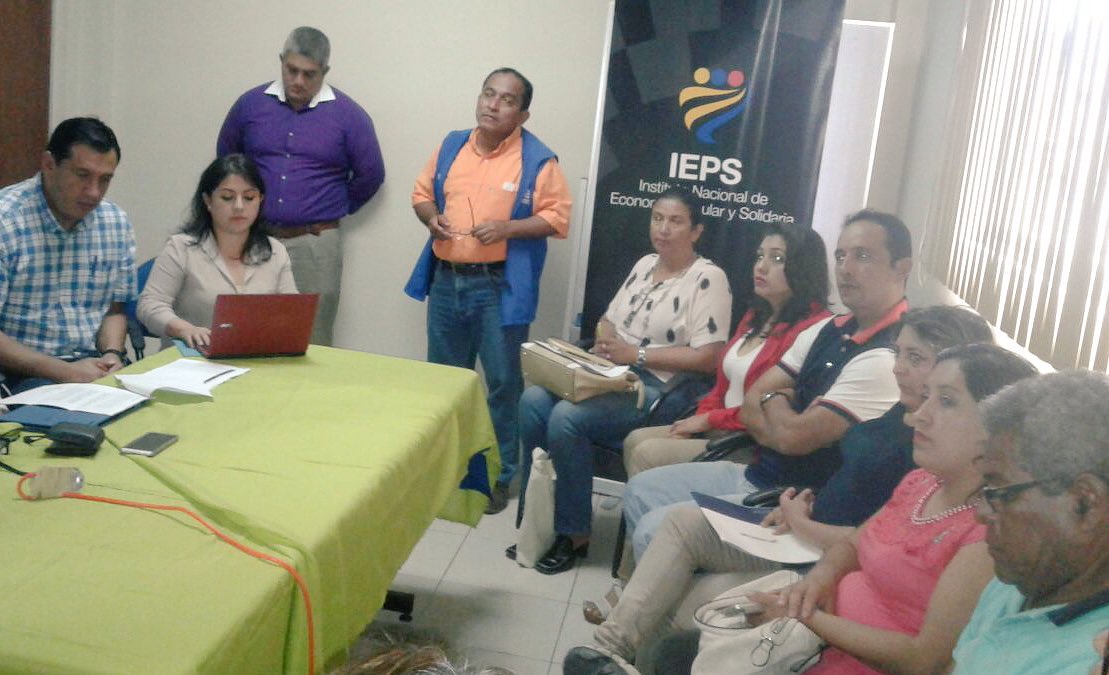 IEPS_Ec's tweet photo. En #RadioGaviota, Samuel Peso, representante de la #RedEPS de #ElOro, agradeció gestión realizada por el #IEPS para incluir a 74 Asociaciones y UEPS del sector textil de #Loja y #ElOro en el Proceso #HilandoElDesarrollo - regimen Costa 2018 | @CarlosEgaviota https://t.co/Vjz9GMAMDB