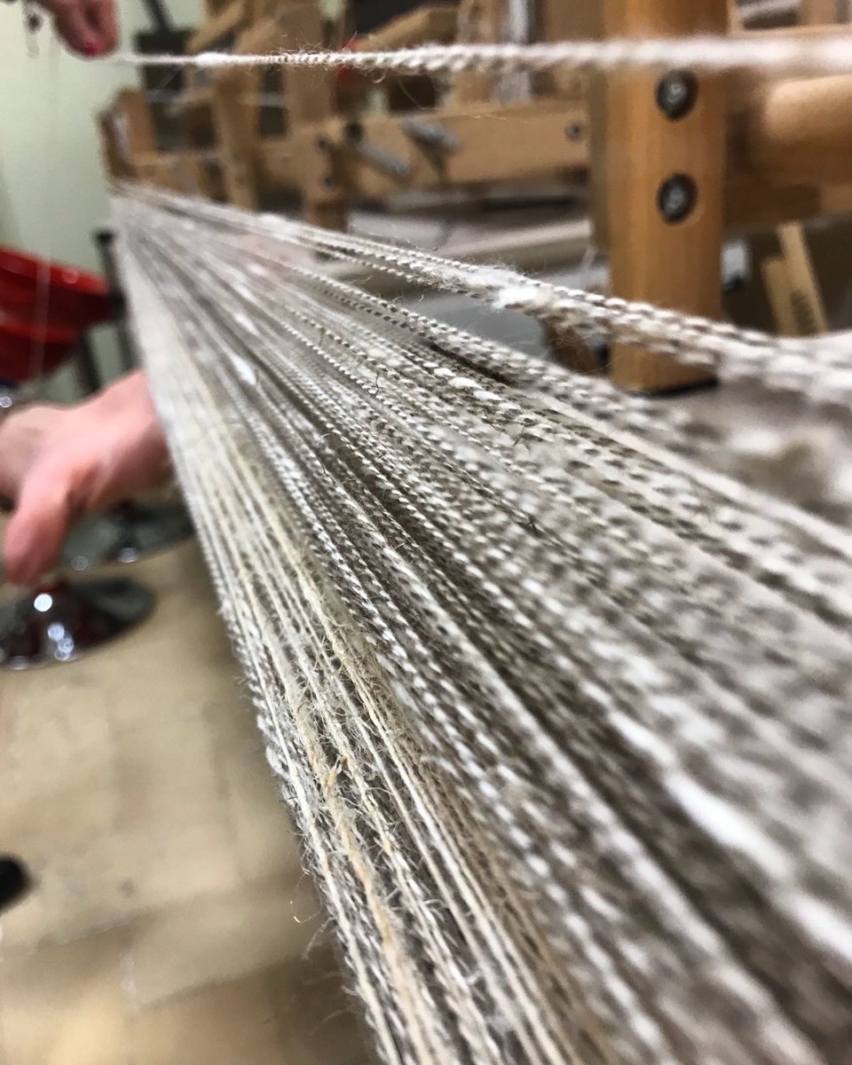 MuseoCanapa's tweet photo. #weavingsaturday Oggi siamo alle prese con un nuovo lavoro: una stola in canapa che ci hanno commissionato. Questo per ora è l'ordito #museichehannostoffa #museivispi https://t.co/BN3DBPAtPt