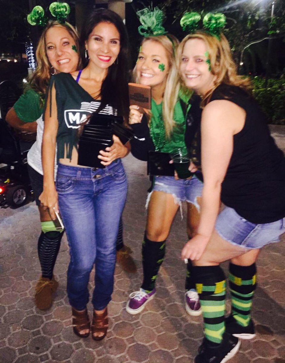 Sj_Promos's tweet photo. Happy St Patrick's Day! Look for are girls today in Denver, Huston, Chicago, Boston &amp; Orlando.. Serving up FREE Magners Cider! &amp; Giving away T-Shirts and Beads @ at local pub near you! Cheers to @MagnersUS #SjPromos https://t.co/LS2eSwd4Q4 https://t.co/ZaequOhK9C