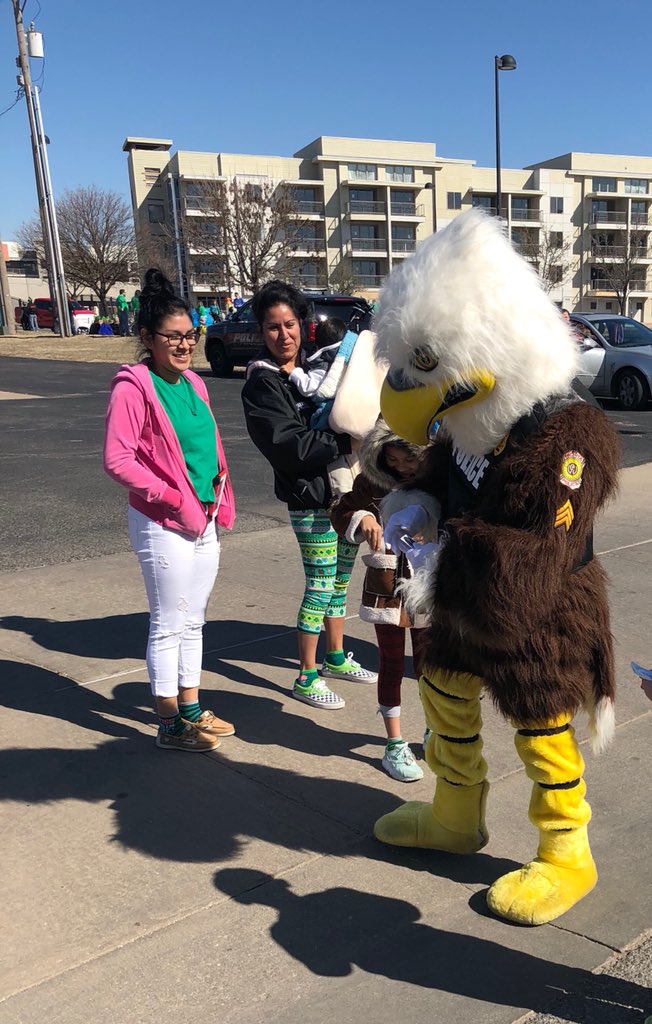 WichitaPolice's tweet image. Happy St. Patrick’s Day!  Great weather and a well attended St. Patrick’s Day parade in Delano!  Sgt. Justice came out to meet everyone!