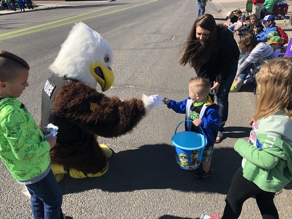 WichitaPolice's tweet image. Happy St. Patrick’s Day!  Great weather and a well attended St. Patrick’s Day parade in Delano!  Sgt. Justice came out to meet everyone!