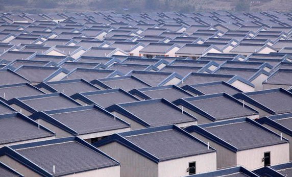 Yatay yerleşimler de tıpkı dikey olanlar gibi içeriğinden bağımsız, sırf yatay oldukları için, kendiliğinden artı bir değer barındırmıyor. Ekte Çin'in Hainan eyaletinde bir toplu konut projesi.