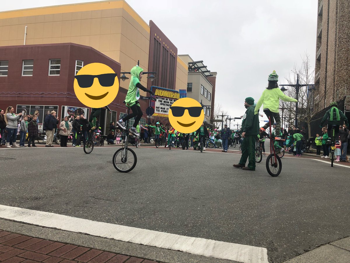 cheer4tech's tweet photo. Way to go Green Mountain Grizzlies!! You did a great job in the parade @GMPrincipal1 @CentralKitsap #StPatricksDay2018 @CityofBremerton https://t.co/QJfGBuAcKk
