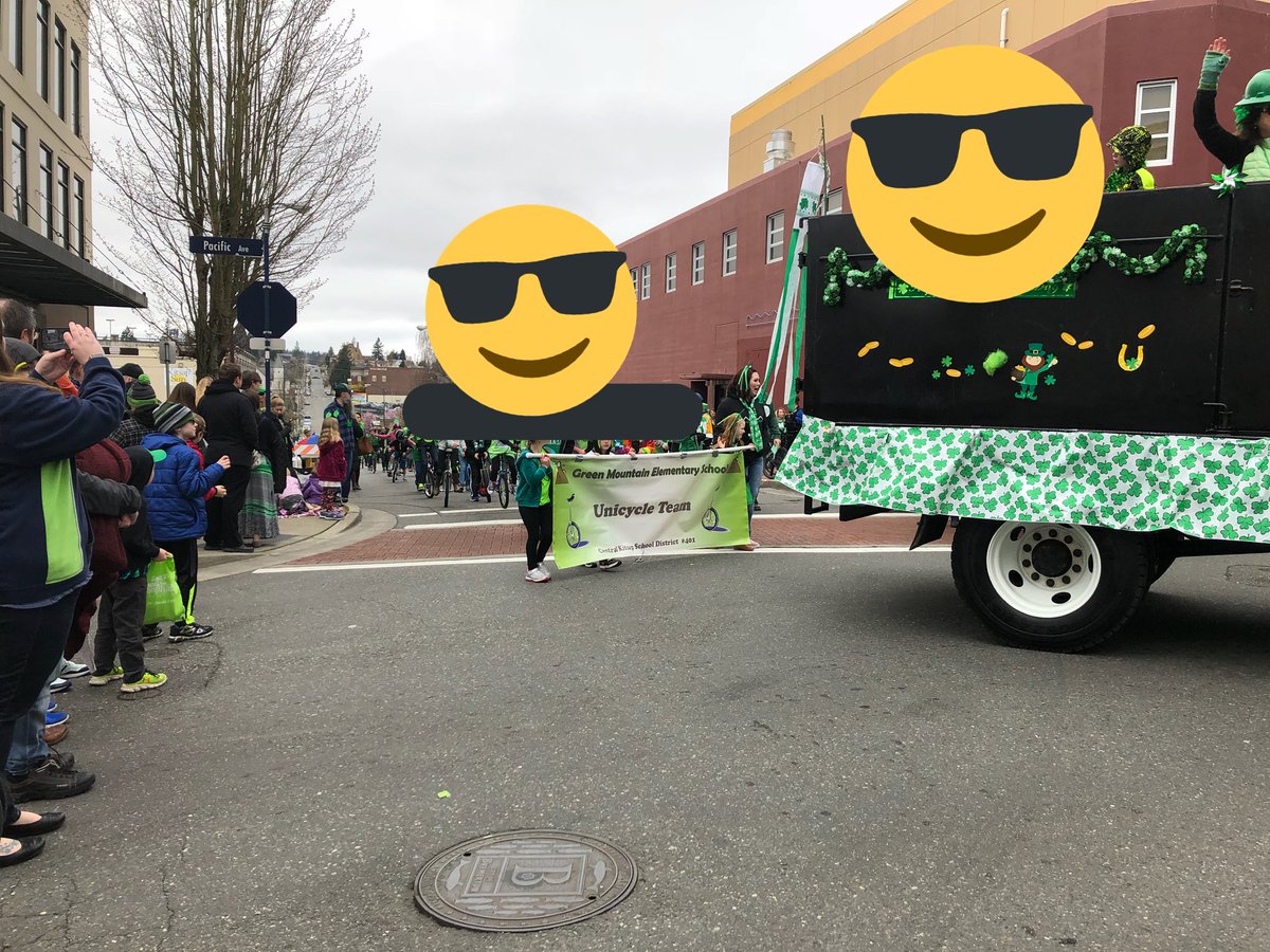 cheer4tech's tweet photo. Way to go Green Mountain Grizzlies!! You did a great job in the parade @GMPrincipal1 @CentralKitsap #StPatricksDay2018 @CityofBremerton https://t.co/QJfGBuAcKk