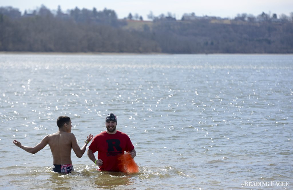 jdreyphoto's tweet photo. Dozens plunge into frigid Blue Marsh Lake to as part of @ReadingBerksY fundraiser. #onassignment @ReadingEagle https://t.co/DpzlUzQ8xz