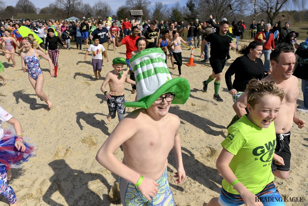 jdreyphoto's tweet photo. Dozens plunge into frigid Blue Marsh Lake to as part of @ReadingBerksY fundraiser. #onassignment @ReadingEagle https://t.co/DpzlUzQ8xz