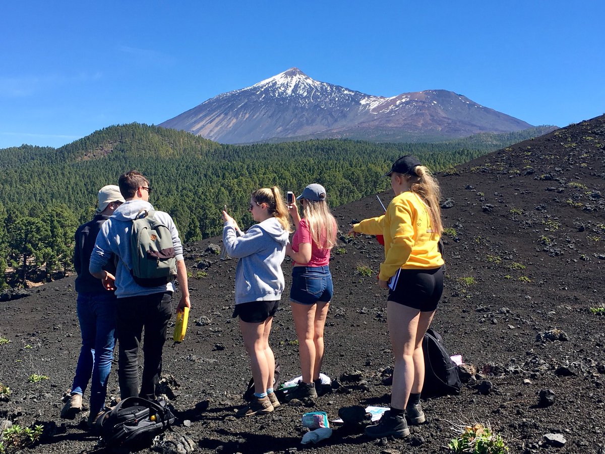 StuartMcLelland's tweet image. Measuring #lapilli &amp;amp; #bombs on Montana Negra with #Teide in the background. Great day and hard working students. 
#Tenerife18 #GEESonTour