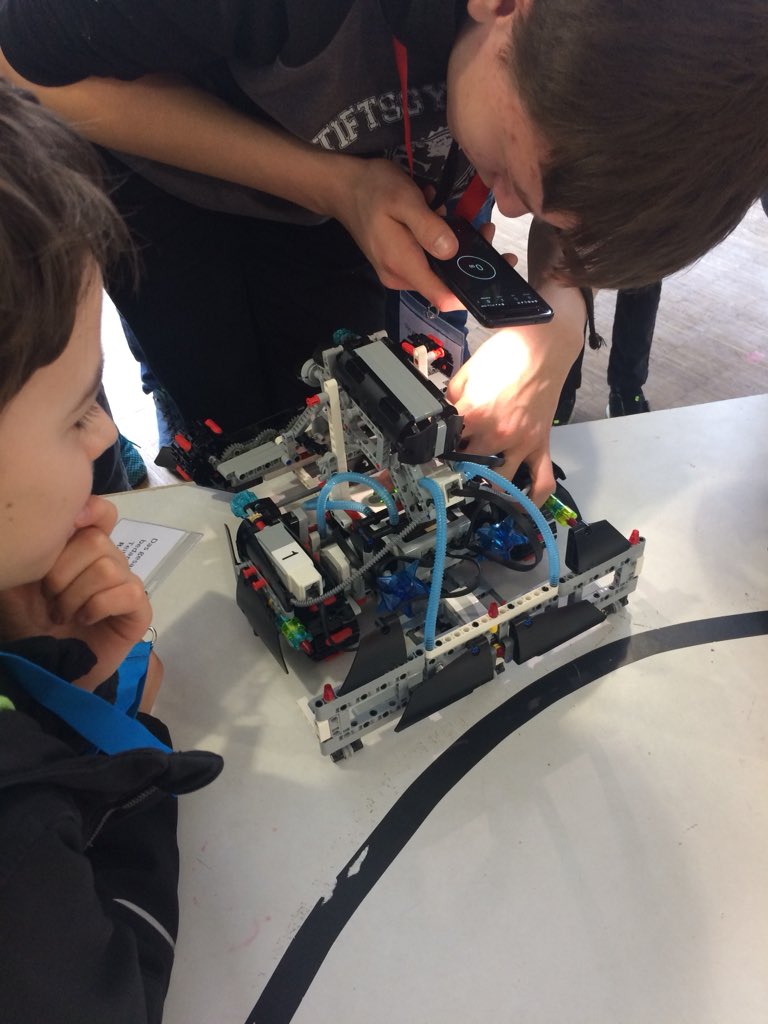 logiclinegmbh's tweet photo. Letztes Feintuning dann Roboter in Aktion #logicline #Mindstorms #Stiftsgymnasium https://t.co/LUUdSlZTf1